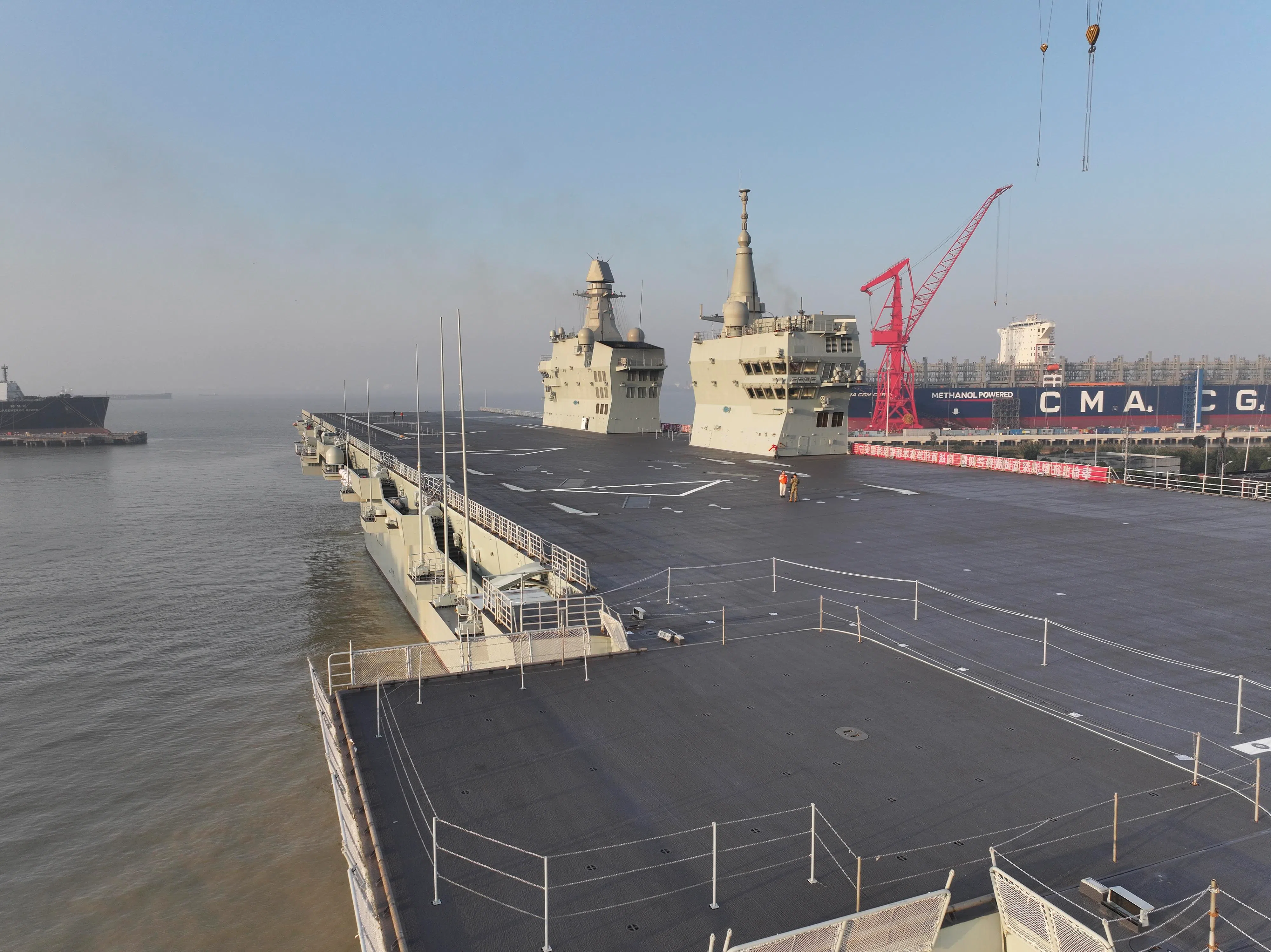 中国四川舰星期五（11月14日）早上9时许从上海沪东中华造船厂码头解缆启航，赴相关海域开展首次航行试验任务。（新华社）