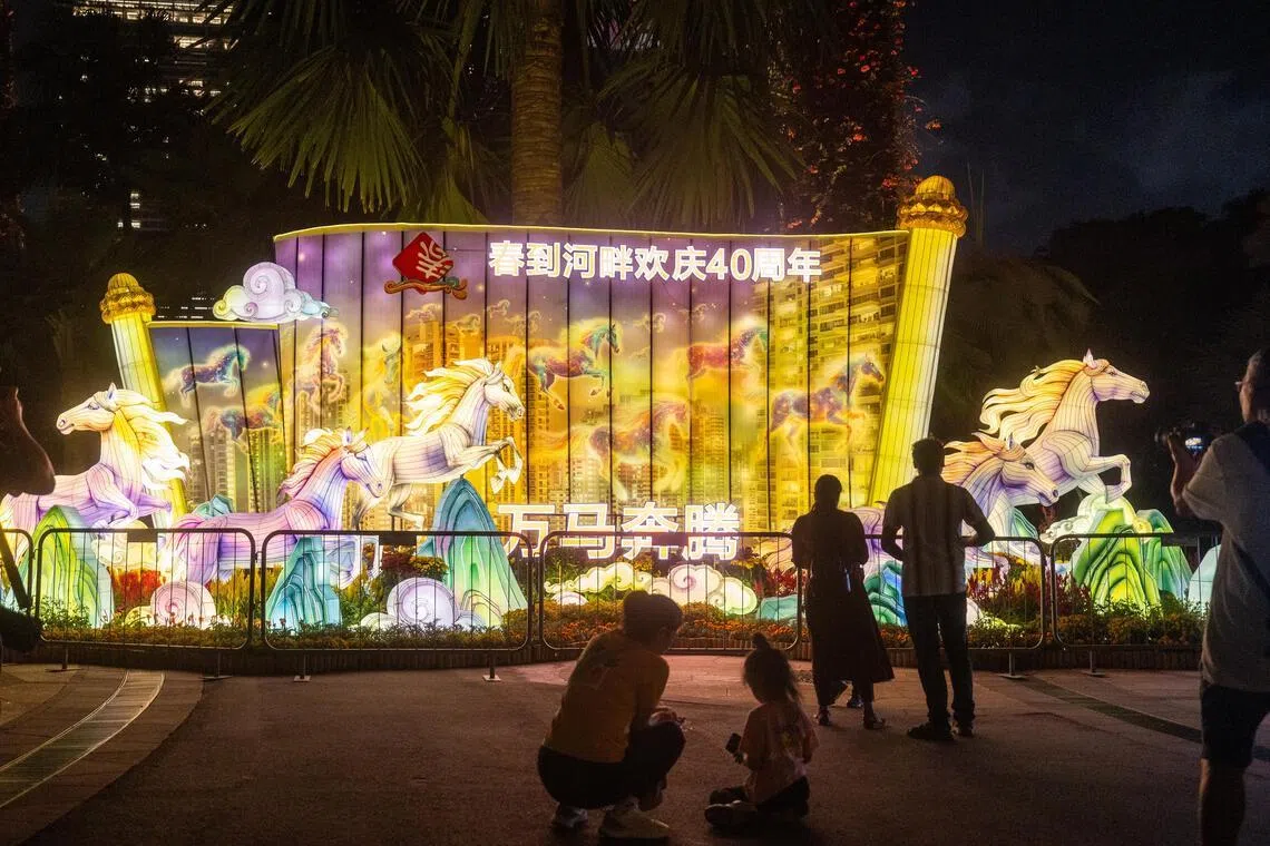 “万马奔腾迎新春”灯组中，多匹姿态优雅骏马奔腾在空中，背后是极具本地特色的组屋群落，象征着春到河畔40年与国家发展并肩同行，将幸福送入千家万户的美好愿景。（吴先邦摄）