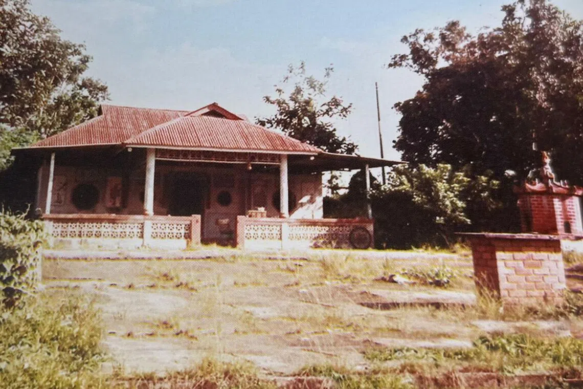 特刊收录众多有关东山庙的旧照。这张摄于约40年前的照片，让人得以一窥东山庙早年面貌。（取自《东山庙三府大人》特刊）