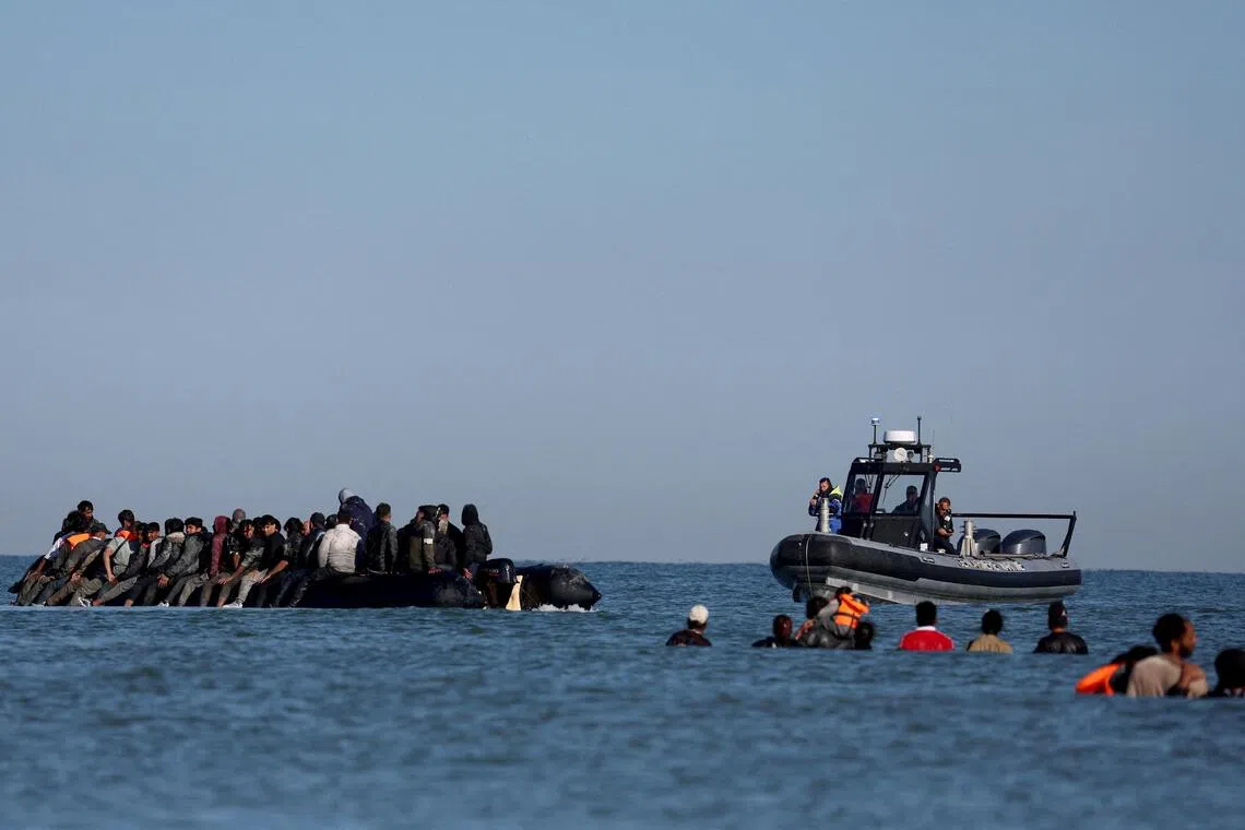 一群乘坐充气艇的移民8月25日正试图从法国北部海岸穿越英吉利海峡前往英国。（路透社）