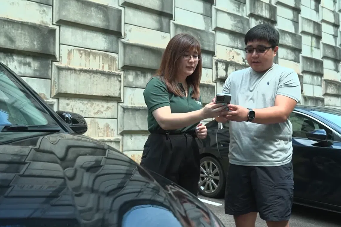  陈明凯（右）对当前的“汽车订阅模式”感到满意，这种模式不像传统购车那样，需要担心未来转售贬值。（视频截图）