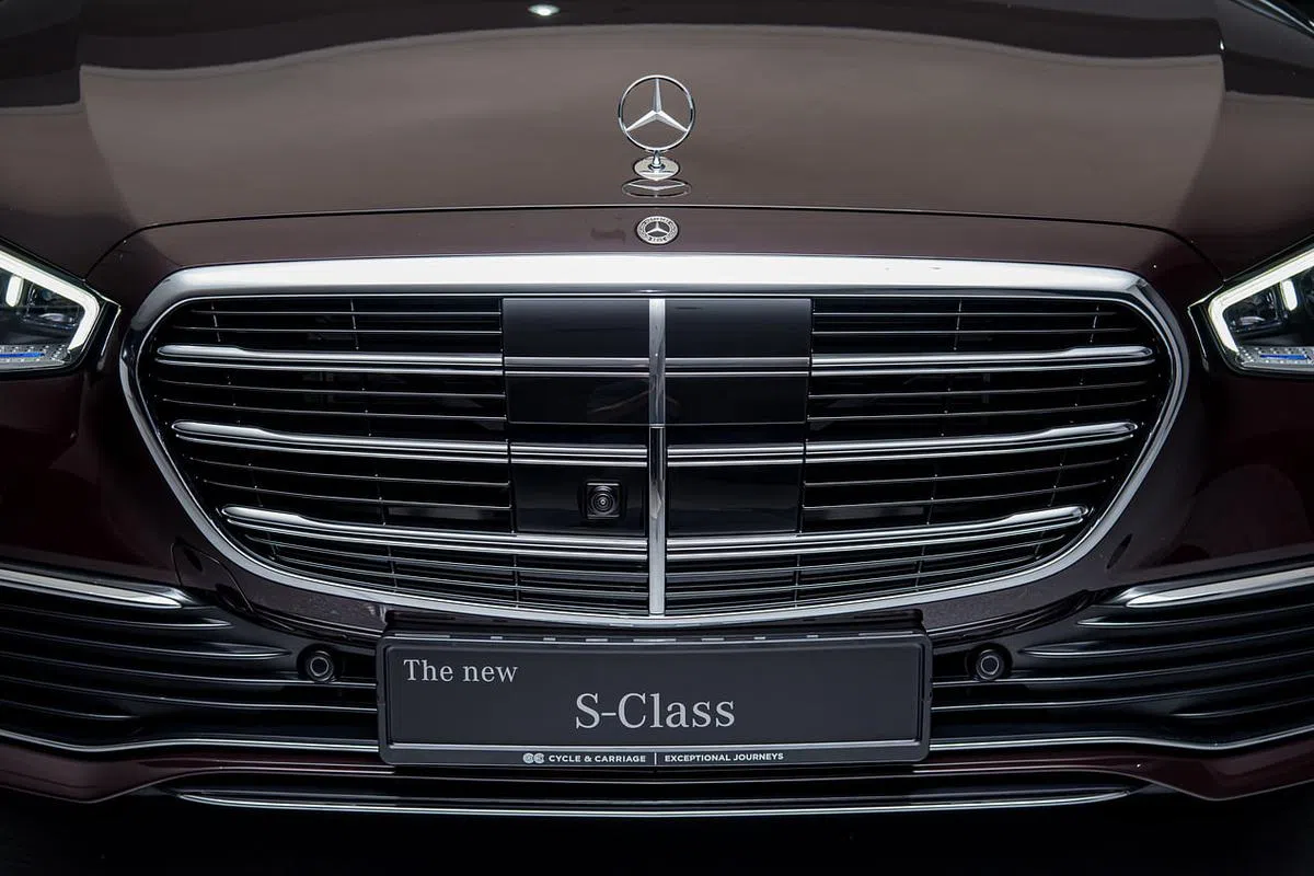 车鼻下有特设的摄像镜头，能将车前状况显示在车内的超大屏幕上。