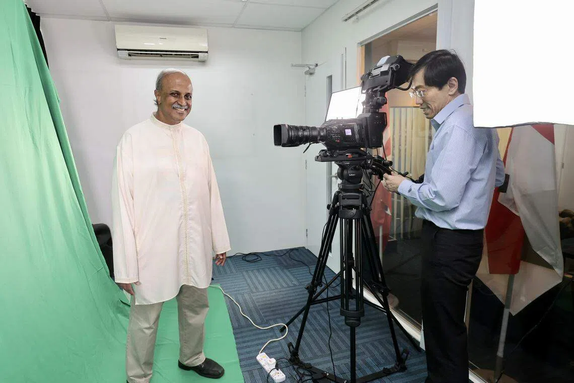 新加坡民主党新总部内设一个带有绿色背景墙的摄影棚，可以用来拍摄网络视频。图为民主党秘书长徐顺全博士（右）和民主党主席淡马亚教授在摄影棚内。（邬福梁摄）