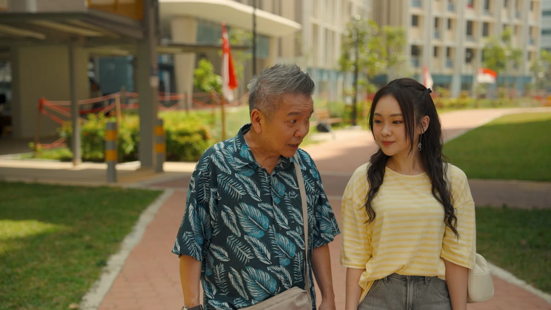 陈建彬（左）和王依婷在《阿公出一口嘴》中饰演祖孙。（新传媒提供）