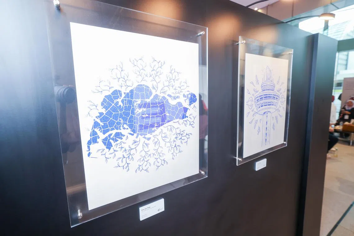 展场上一些插画作品的风格与设计采用蓝白色调。鲍俊扬说：“我从华族传统的青花瓷汲取着色灵感，希望在画中融入新加坡元素与特色。”（吴先邦摄）