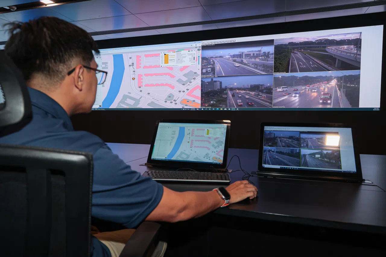 陆交局人员可在控制室远程监测和控制路灯，遇恶劣天气也可遥控调整亮灯时间。（李冠卫摄）