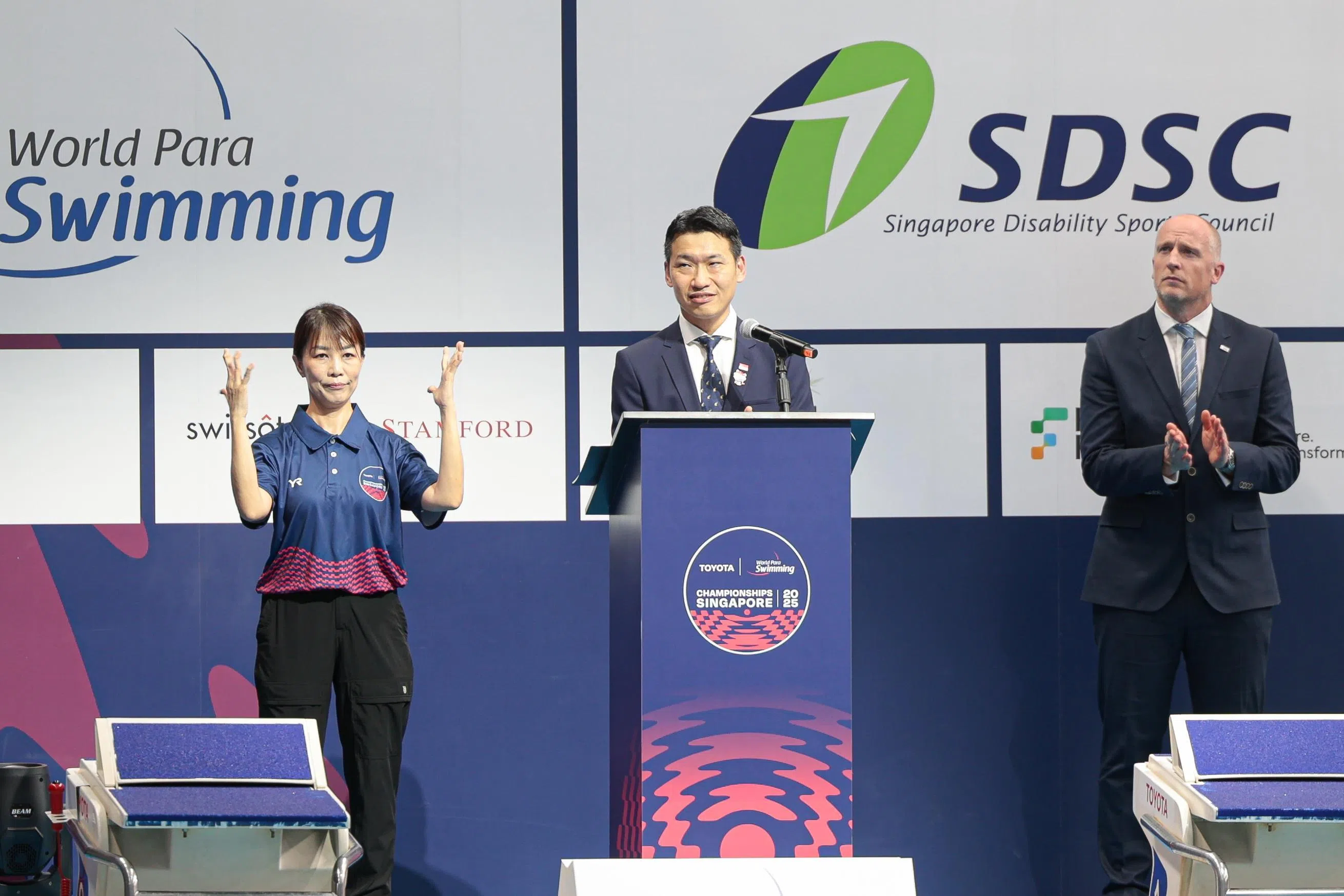 文化、社区及青年部代部长梁振伟（中）作为嘉宾出席残泳世锦赛开幕仪式。（李冠卫摄）