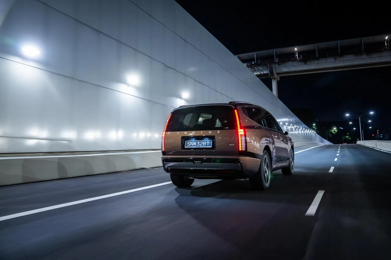 两侧的纵向点阵式LED尾灯，让车尾更具科技感。（车商提供）