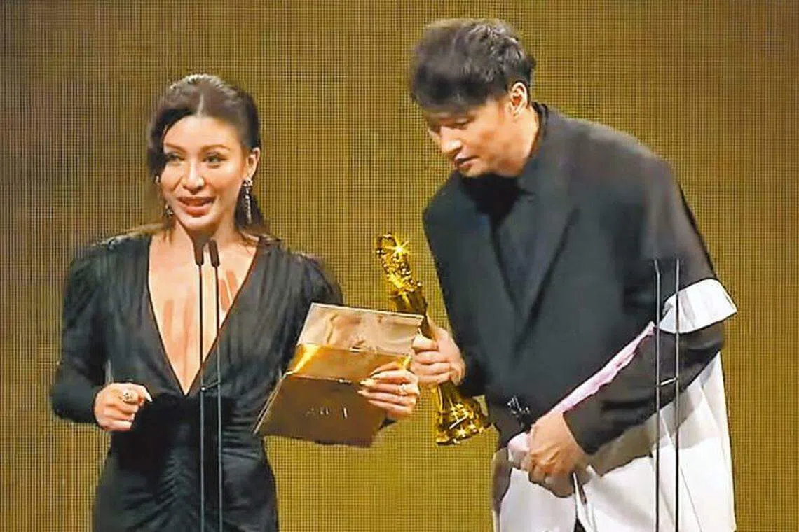 艾怡良（左）念错把奖颁给陈建玮。（取自互联网）