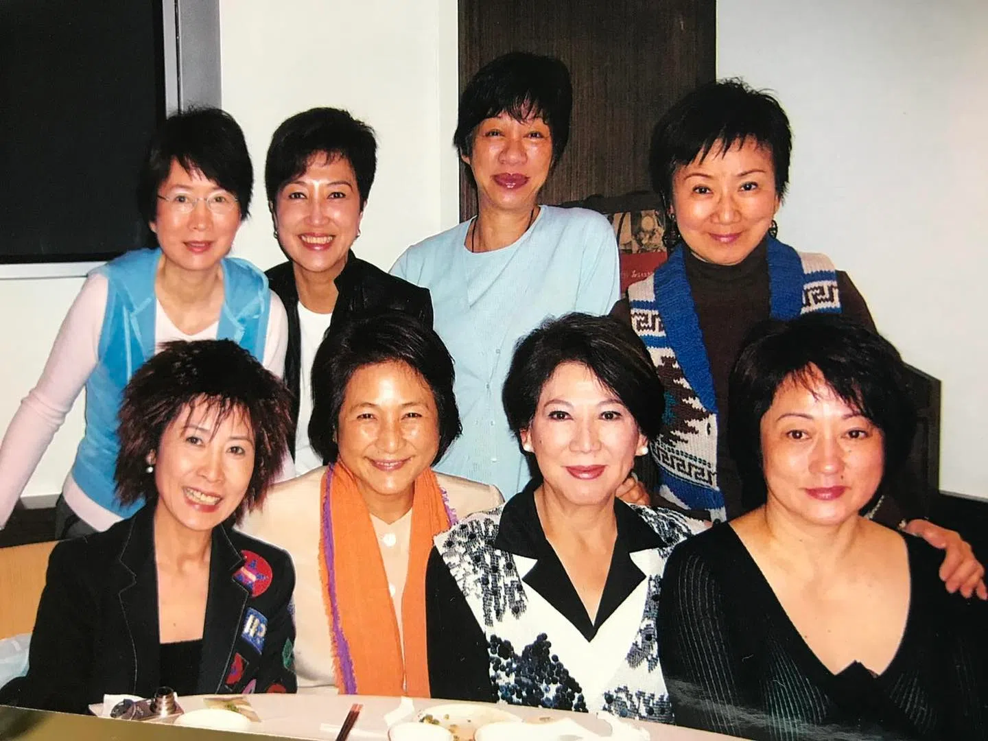 资深传媒人汪曼玲分享多年前一张聚会合照，感慨“八个人之中有五个已离开了”。（取自汪曼玲脸书）