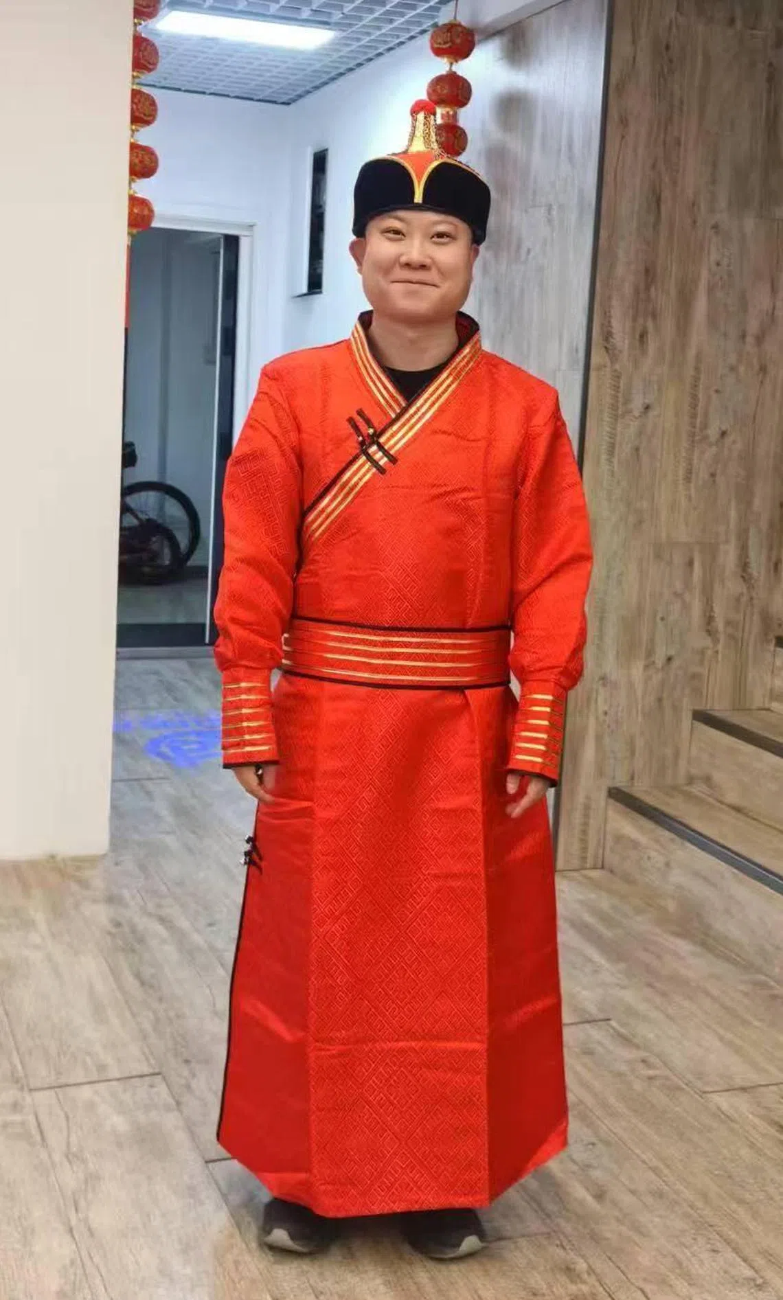 为了入乡随俗，北京出生的资深导游李明浩特意穿上蒙古服。（受访者提供）