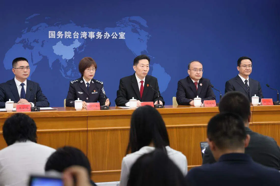 中国最高人民法院、最高人民检察院、公安部、国家安全部、司法部6月21日下午在国务院台湾事务办公室联合举行记者会，公布《关于依法惩治“台独”顽固分子分裂国家、煽动分裂国家犯罪的意见》，意见于发布日起施行。图中左起为国台办发言人陈斌华、公安部法制局副局长孙萍、最高人民法院审判委员会委员马岩、最高人民检察院重大犯罪检察厅副厅长张庆彬，以及司法部律师工作局局长田昕。（中新社）