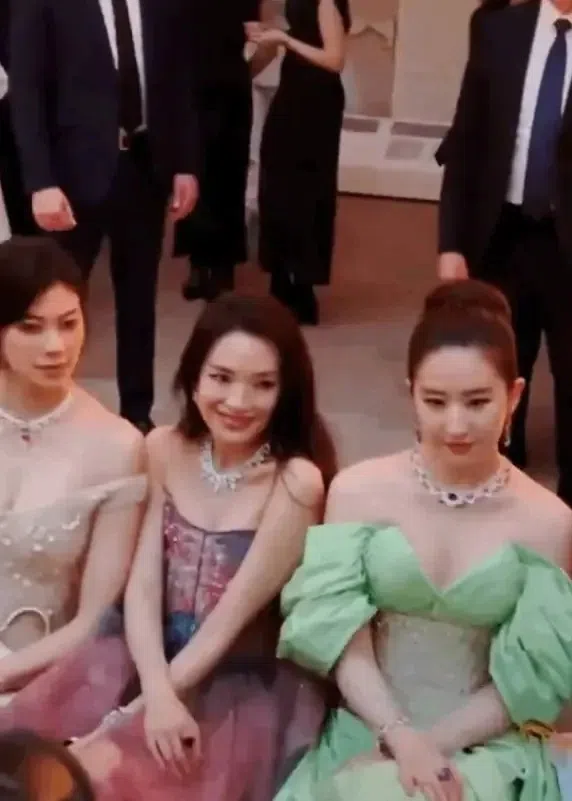 摄影师拍照环节，森星（左）疑似硬挤舒淇（中），让舒淇不得不缩起身子耸肩。（互联网）