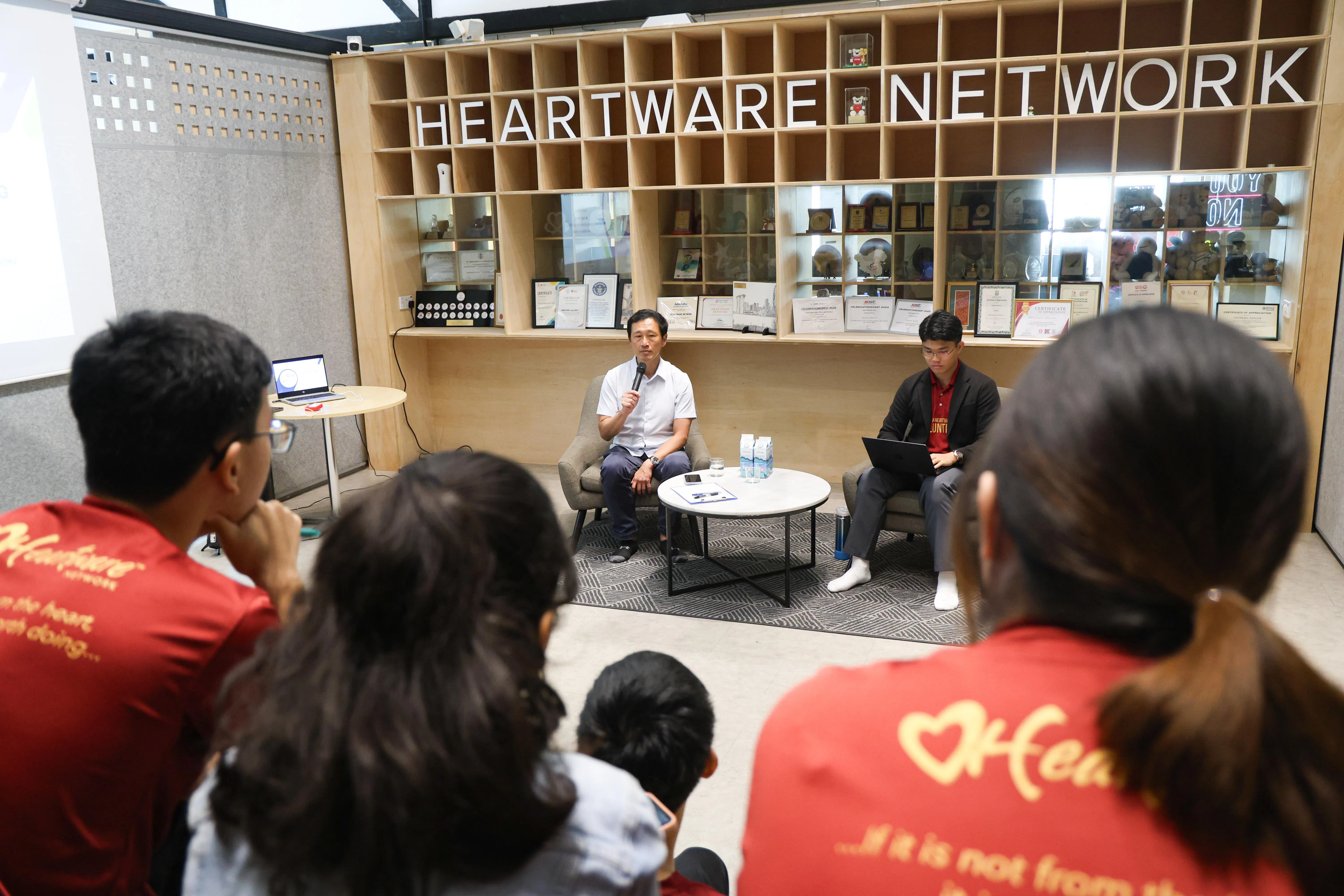 社会政策统筹部长兼卫生部长王乙康（面对镜头者，左）在对话会上，与超过30名来自不同年龄层的青少年就电子烟等课题进行交流。（关俊威摄）