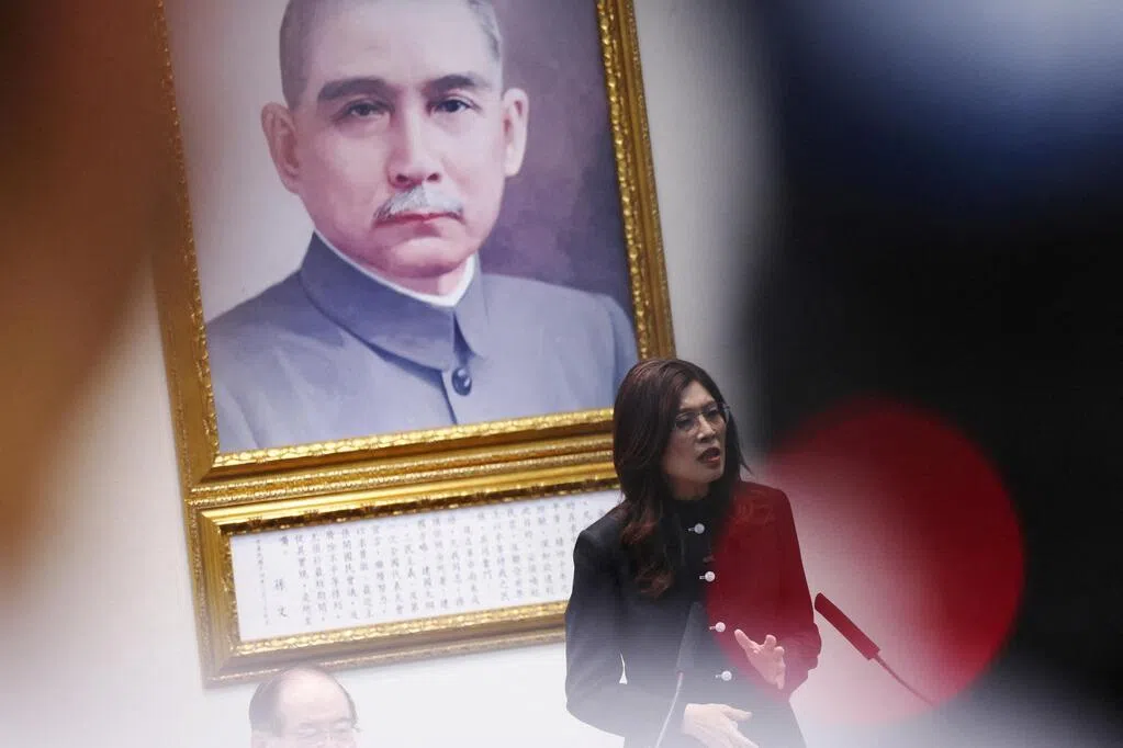 美丽岛民调：郑丽文信任度跌至新低 赖清德满意度上升