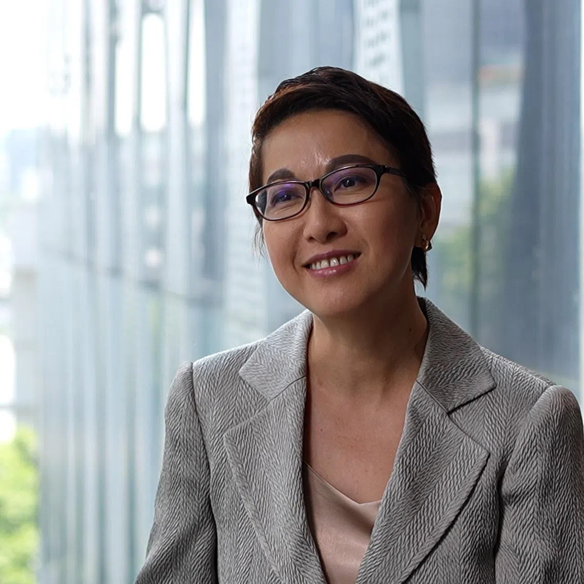 马来亚银行经济师郑宁指出，国家越富裕，花费在必需品上的总消费占比就越少，而娱乐方面的开销就越高。（视频截图）