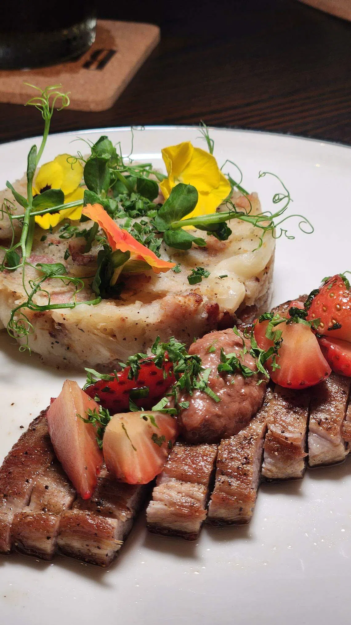 Bolonia Singapore圣诞餐里的伊比利亚猪扒配马铃薯泥。（陈爱薇摄）