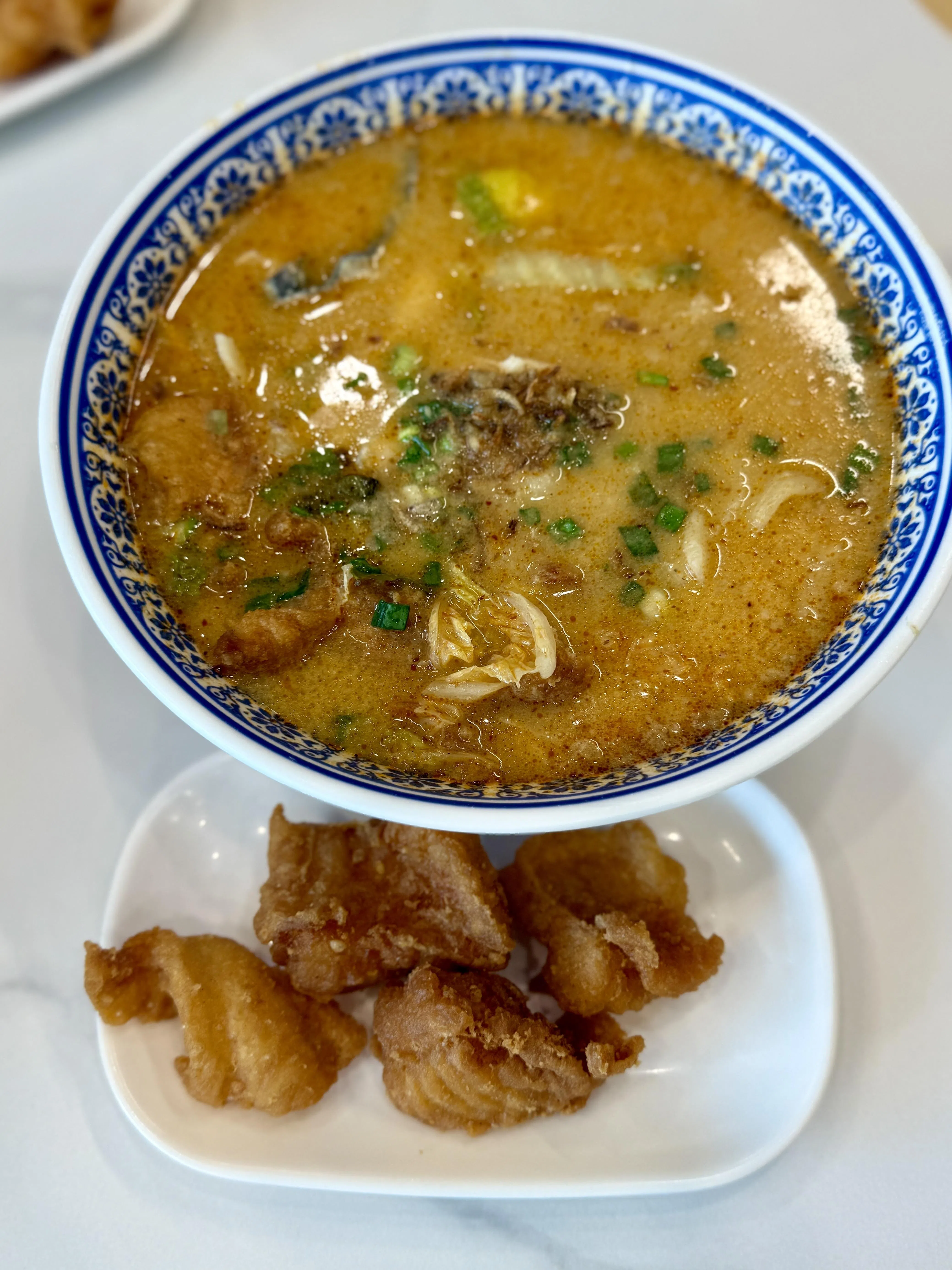 东炎面粉粿搭配黄金炸鱼，别有风味。（叶晓虹摄）