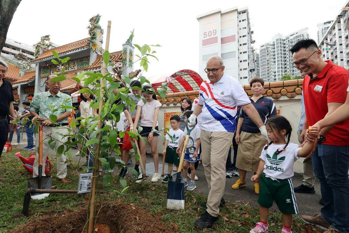 交通部长易华仁（右四）走访两个乐龄安全区时，也与居民一起在安全区内共种植30棵树。（邝启聪摄）