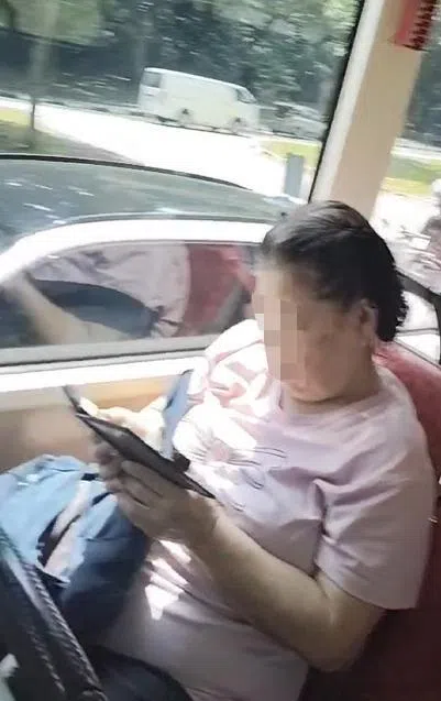 吴明辉取出随身携带的耳机，准备送给女乘客。（受访者提供）