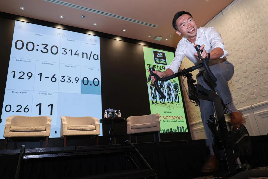 我国国家队骑手文永亮在推介会体验一分钟模拟骑行活动，今年也希望能够跟一众环法车手同场较劲。（李冠卫摄）
