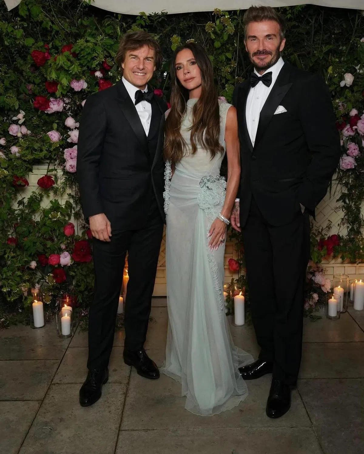 阿汤哥（左）与David Beckham夫妇合影。 （取自Victoria Beckham IG ）