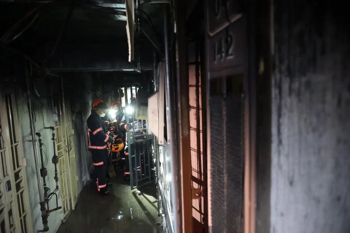 民防部队正在调查失火原因。（关俊威摄）