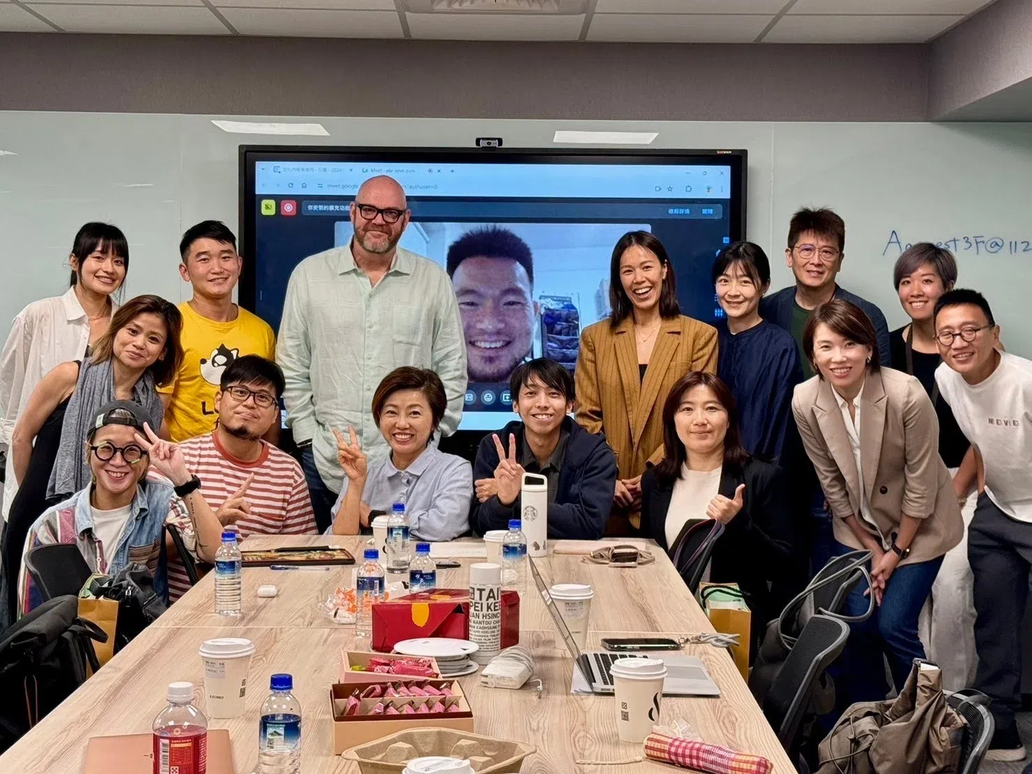 美国影集《CSI犯罪现场》编剧Trey Callaway（中间站立戴眼镜者）是EMERGE 2.0计划的客座讲师和编剧顾问之一。周伟堂（后排右三）和孙逸群（后排右一）也在现场。（台湾文策院提供）