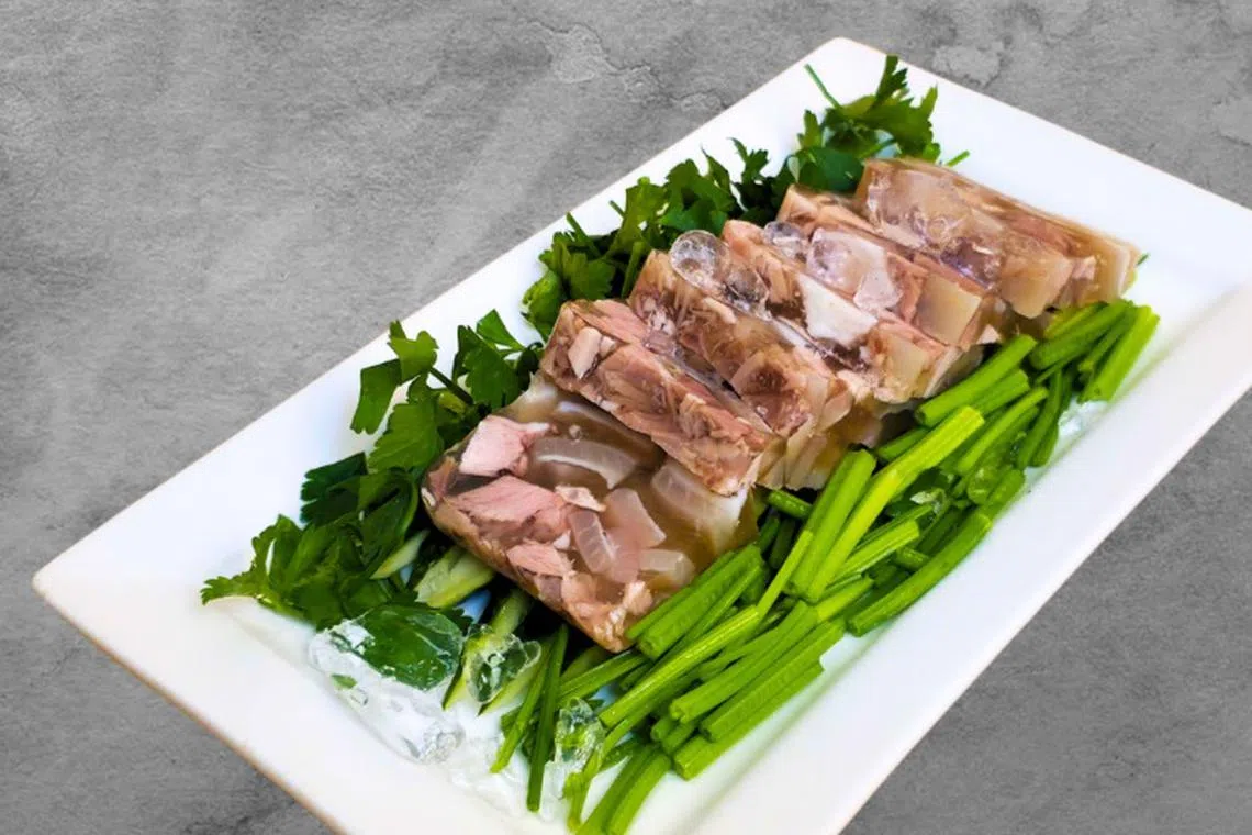 经典冷食猪脚冻，蘸特调辣椒酱更出味。（餐馆提供）