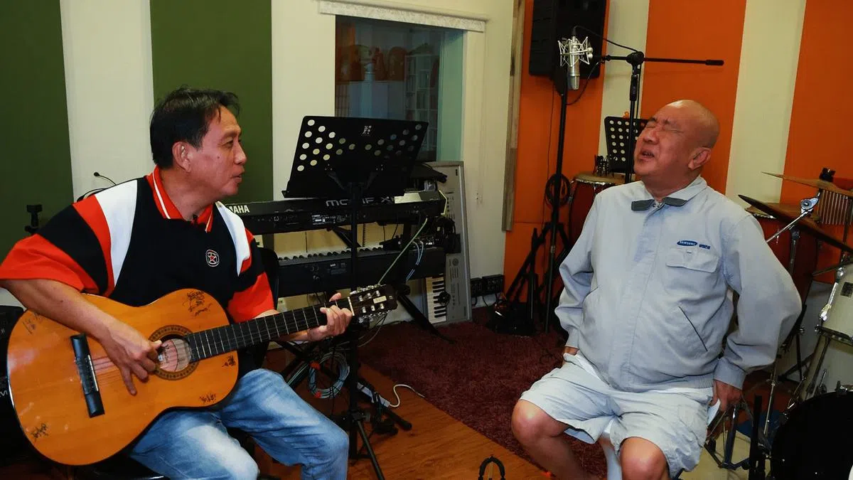 叶振源与民歌餐厅弹唱人老板蔡忆仁是多年好友，换肾失败时得到朋友们输血相救。