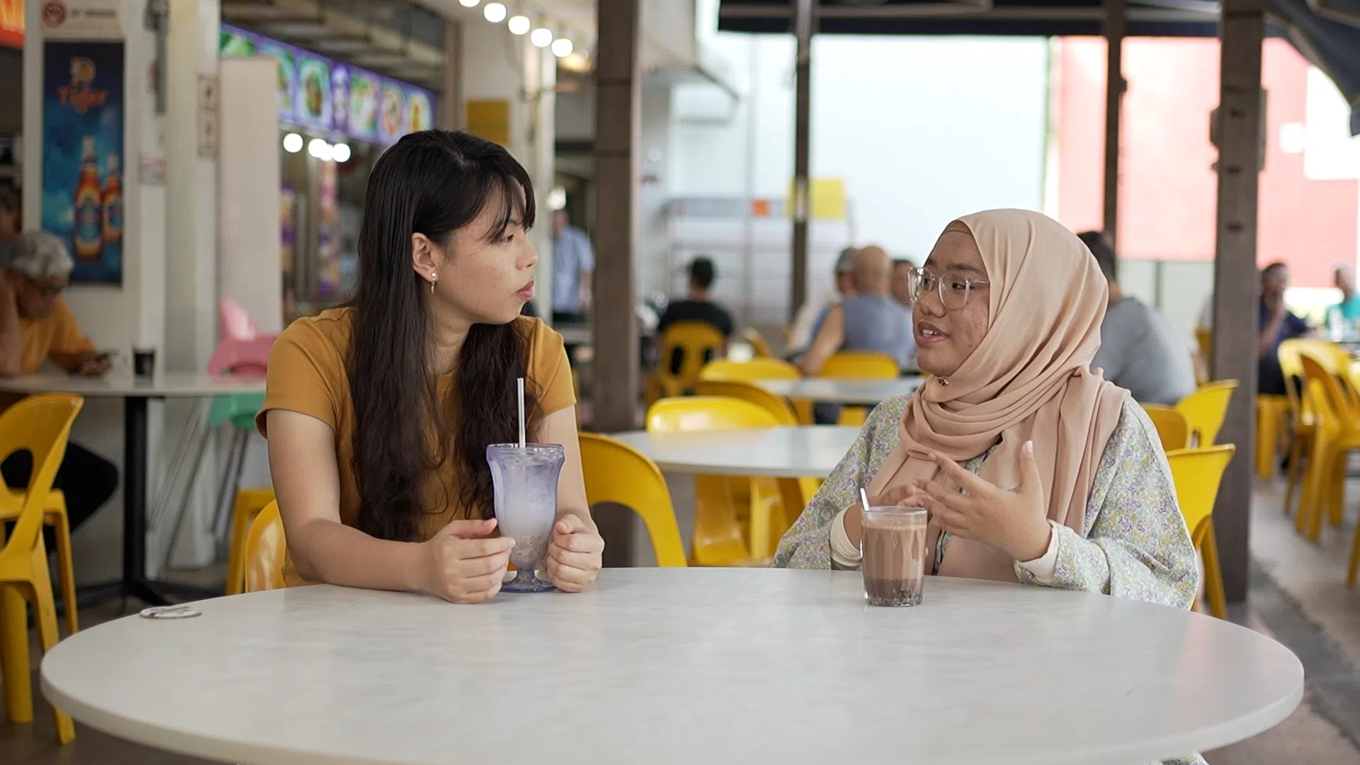 尤利安娜（Yulianna Frederika）2020年发起Instagram社群Lepak Conversations，讨论马来族群关心的课题，至今已有超过一万人追踪。（视频截图）