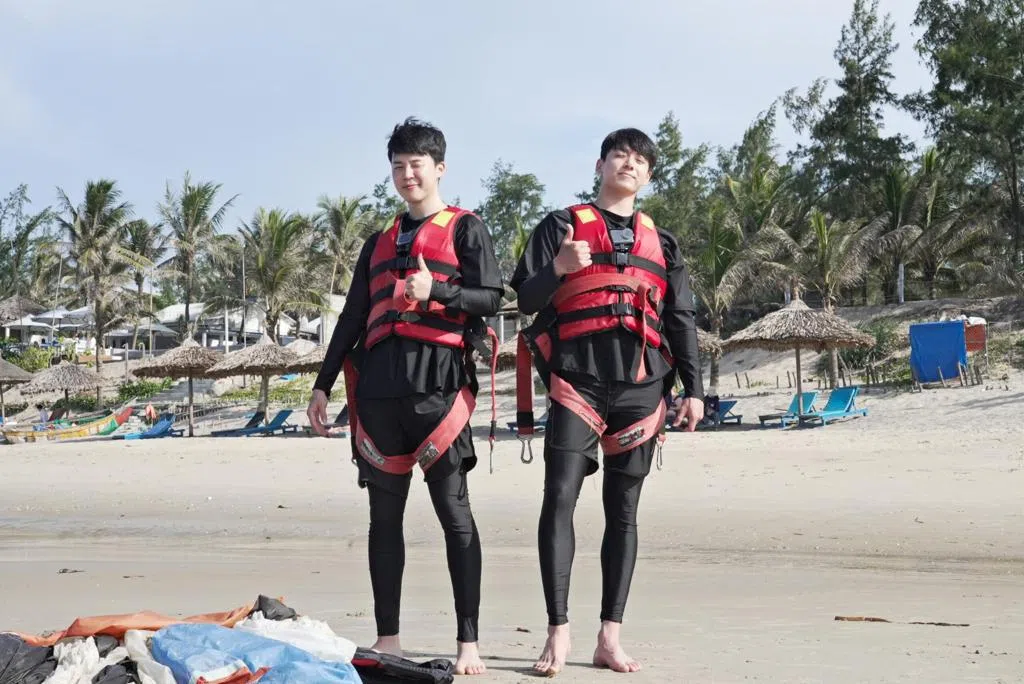 Jimin（左）和Jung Kook的旅游实境秀”Are You Sure?!”第二季近期正在热播中。（互联网）