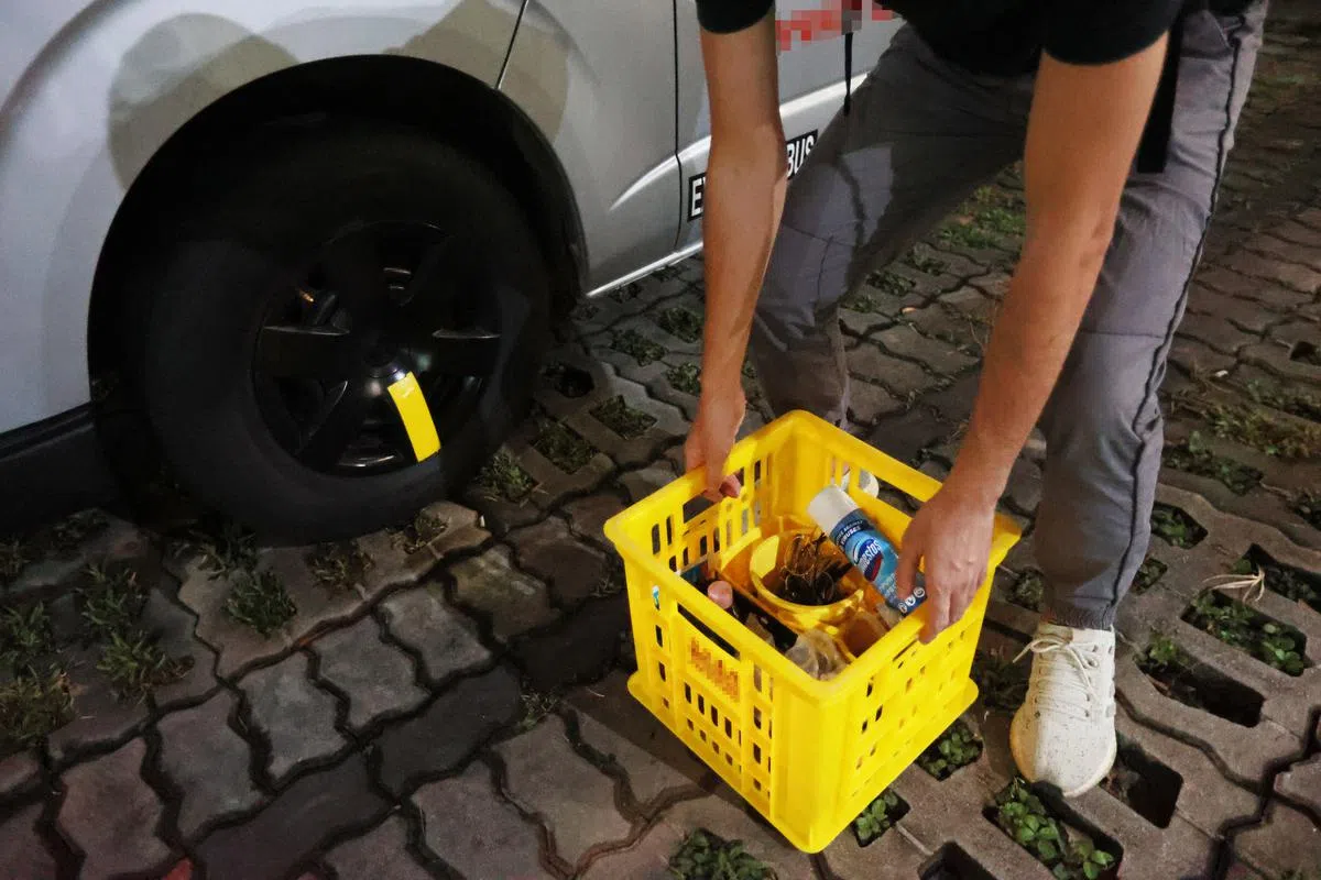 拉杰说有人取走了摆在车旁的黄色篮子。（潘丰源摄）