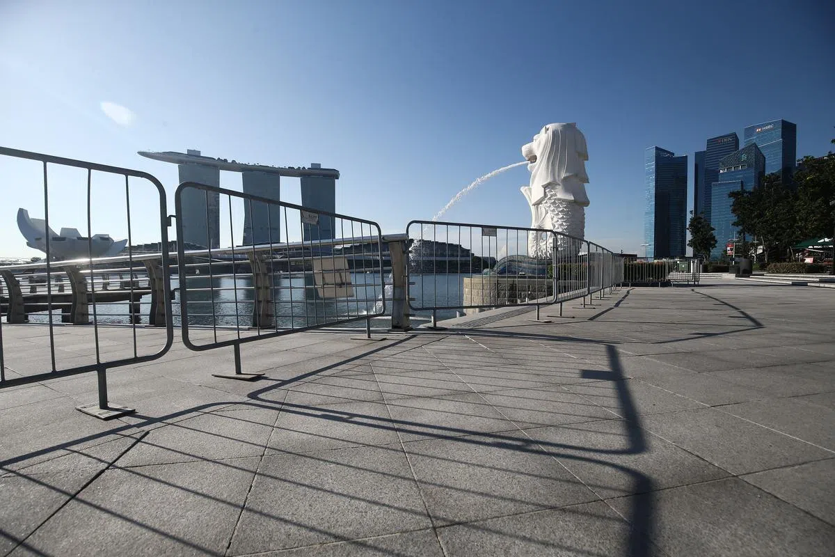 往年都是属于观看国庆典礼热门地点的鱼尾狮公园今早被封起来，确保不会有公众聚集，防止病毒扩散。（陈渊庄摄）