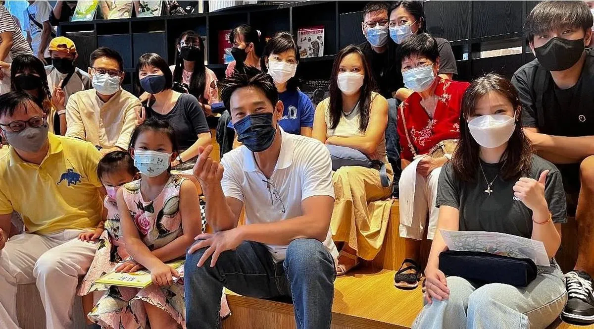 陈之财（中）不久前在卓尔书局举办签书会与填色比赛颁奖礼，参与者来自不同年龄层。（受访者提供）