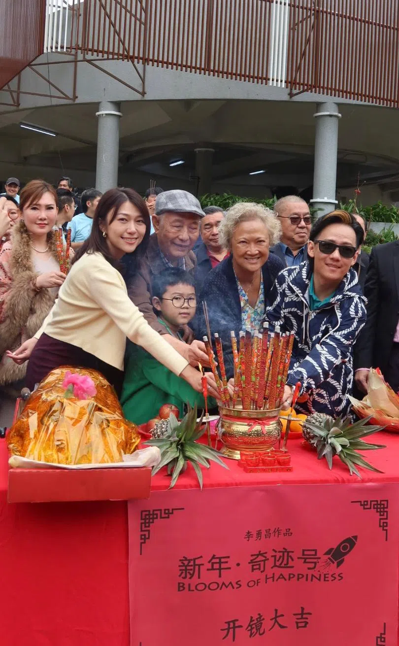阿牛（前排右起）、洪慧芳和谭业水、温慧茵饰演一家人。（新艺经纪提供）