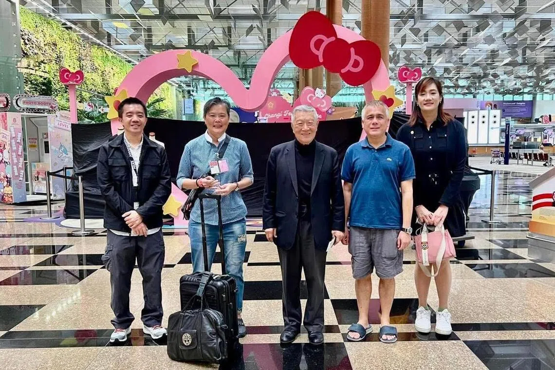 陈玮玲（右一）和李毅龙（右二）感谢李昌钰（中）的栽培，让新加坡的法证法医得以取得今天的成就。（受访者提供）