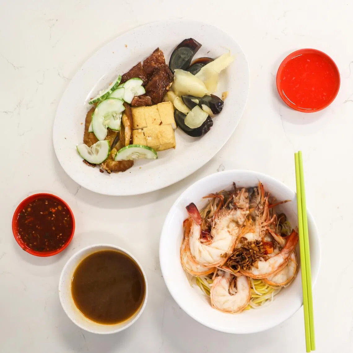 虾面加上一盘五香一起吃，别有一番风味。（档案照）