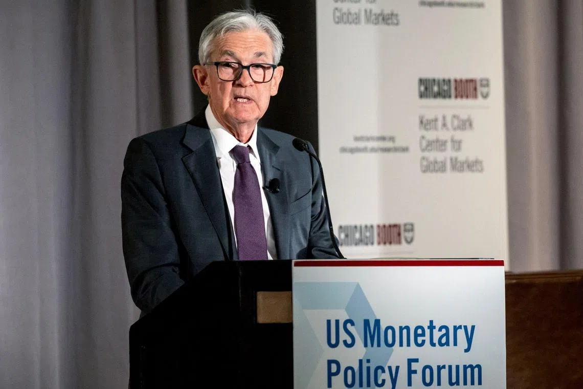 美联储主席鲍威尔星期五在纽约出席经济论坛时说，特朗普政府的关税计划是否会导致通胀还有待观察，美联储不急于进一步降息。（彭博社）
