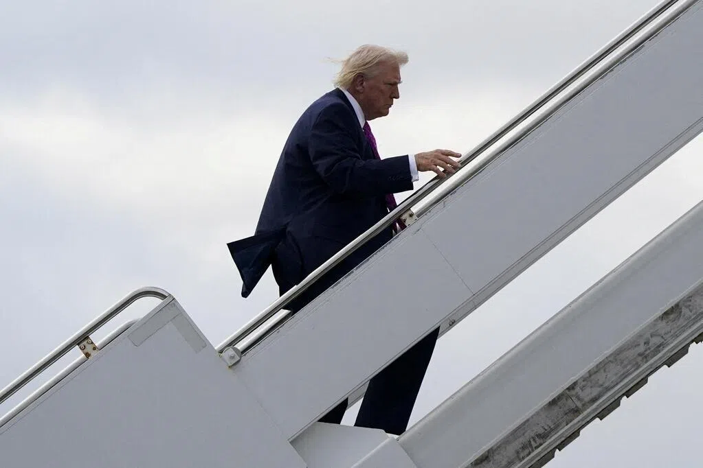 美国佛罗里达州共和党籍州长德桑蒂斯星期一（3月30日）签署一项法案，决定将佛州棕榈滩国际机场更名为“唐纳德·特朗普国际机场”。