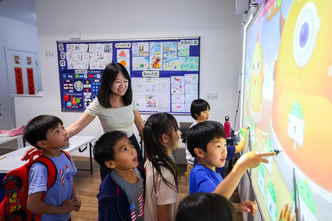 张韶晴认为，小学生面临的主要挑战是课时少、环境受限，平时缺乏使用华文的机会。她在课堂上利用游戏和视频讨论活化学习气氛。（林明顺摄）