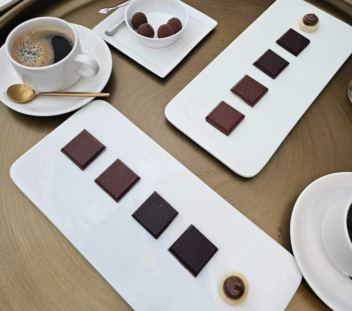 记者在媒体活动上试吃的几款路易威登巧克力，非洲西岸圣多美可可豆所制的黑巧克力，入口的香味和浓度佳，带有大地的香气。（黄亿敏）