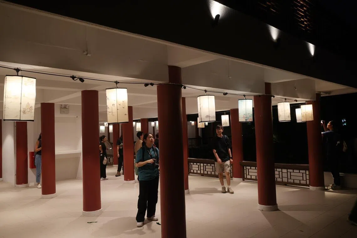 
邀月舫布置精美灯笼装置，访客可漫步赏灯。（蔡家增摄）