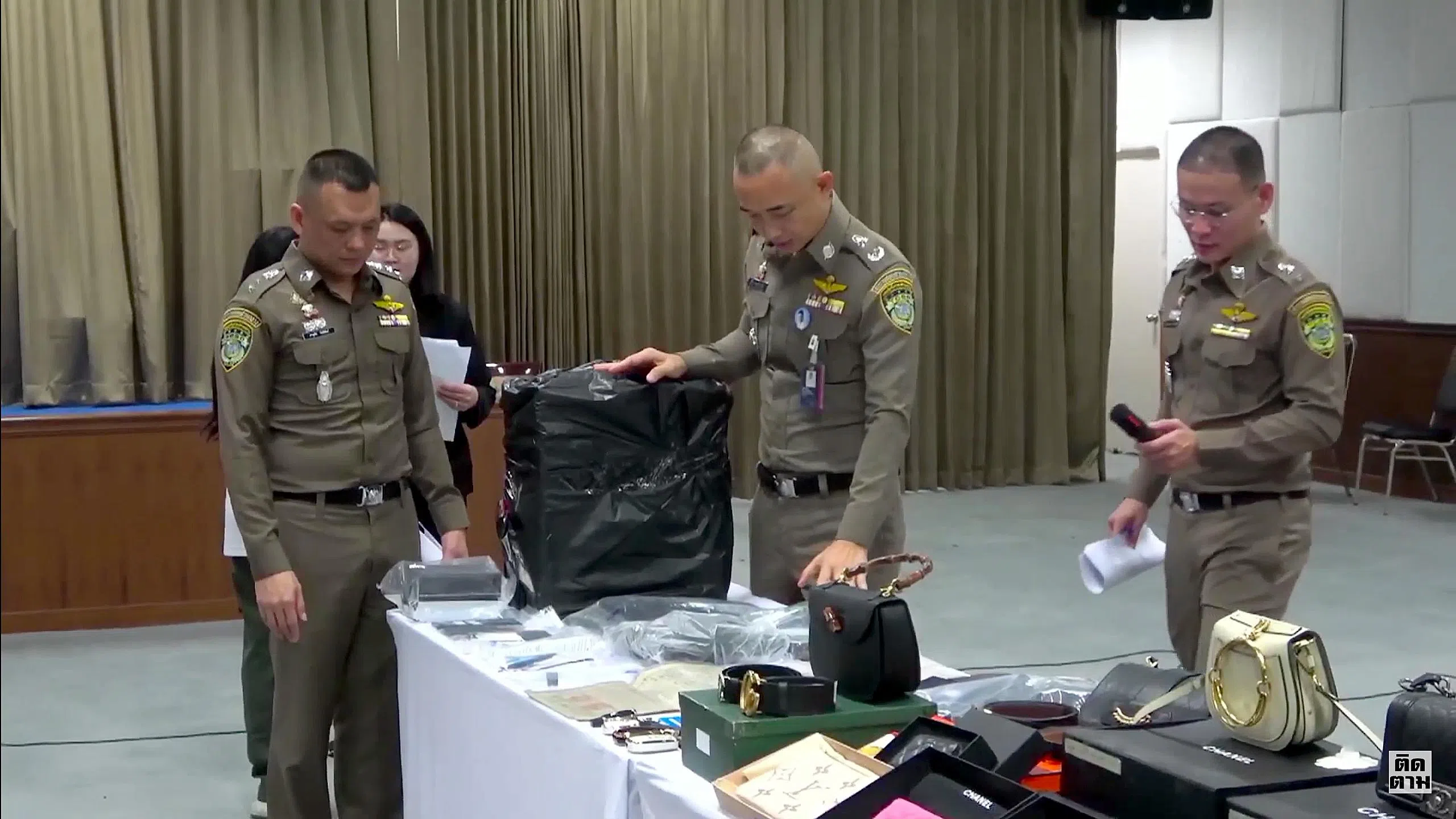 泰国警方扣押嫌犯价值超过1000万泰铢（约39万6000新元）的资产，包括笔记型电脑、手机、豪车和名牌包。（记者会直播视频截图）