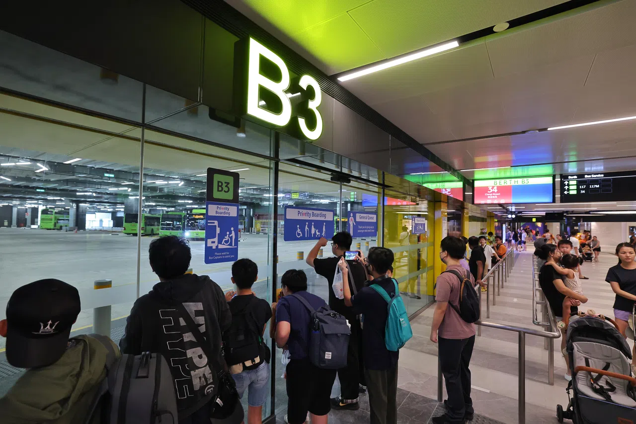 榜鹅海岸巴士转换站紧邻榜鹅海岸广场（Punggol Coast Mall），通过商场衔接榜鹅海岸地铁站。（唐家鸿摄）