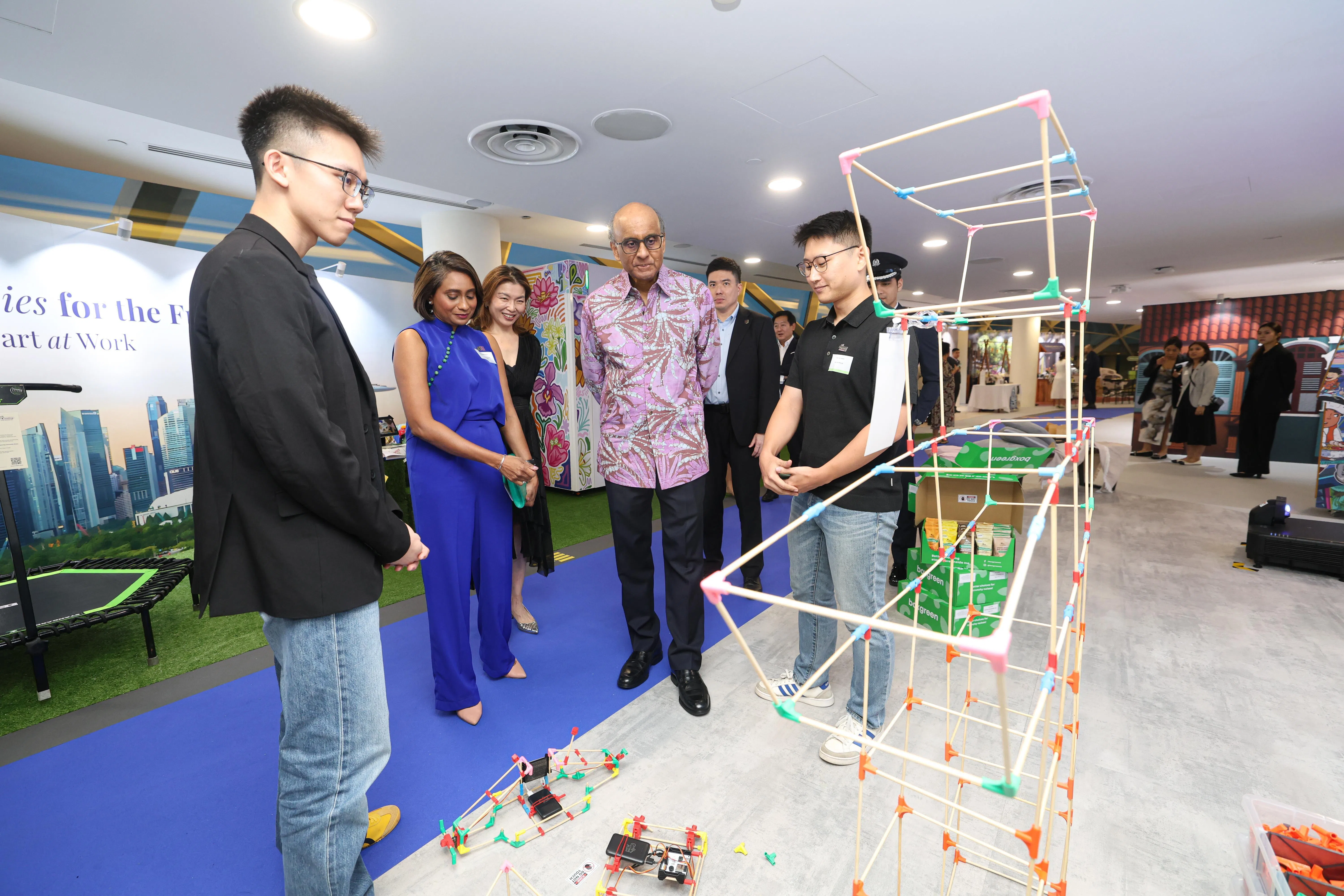 尚达曼总统（前排右二）参观教育科技创业公司Stick‘Em的摊位，了解公司推出的平价STEAM（科学、科技、工程、艺术和数学）学习套件，如何帮助学生。新加坡社会企业中心主席沈美凌（左三）陪同。（关俊威摄）