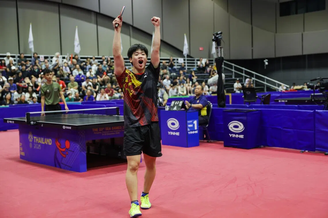 郭勇在获胜后，高举双臂欢呼。（白艳琳摄）