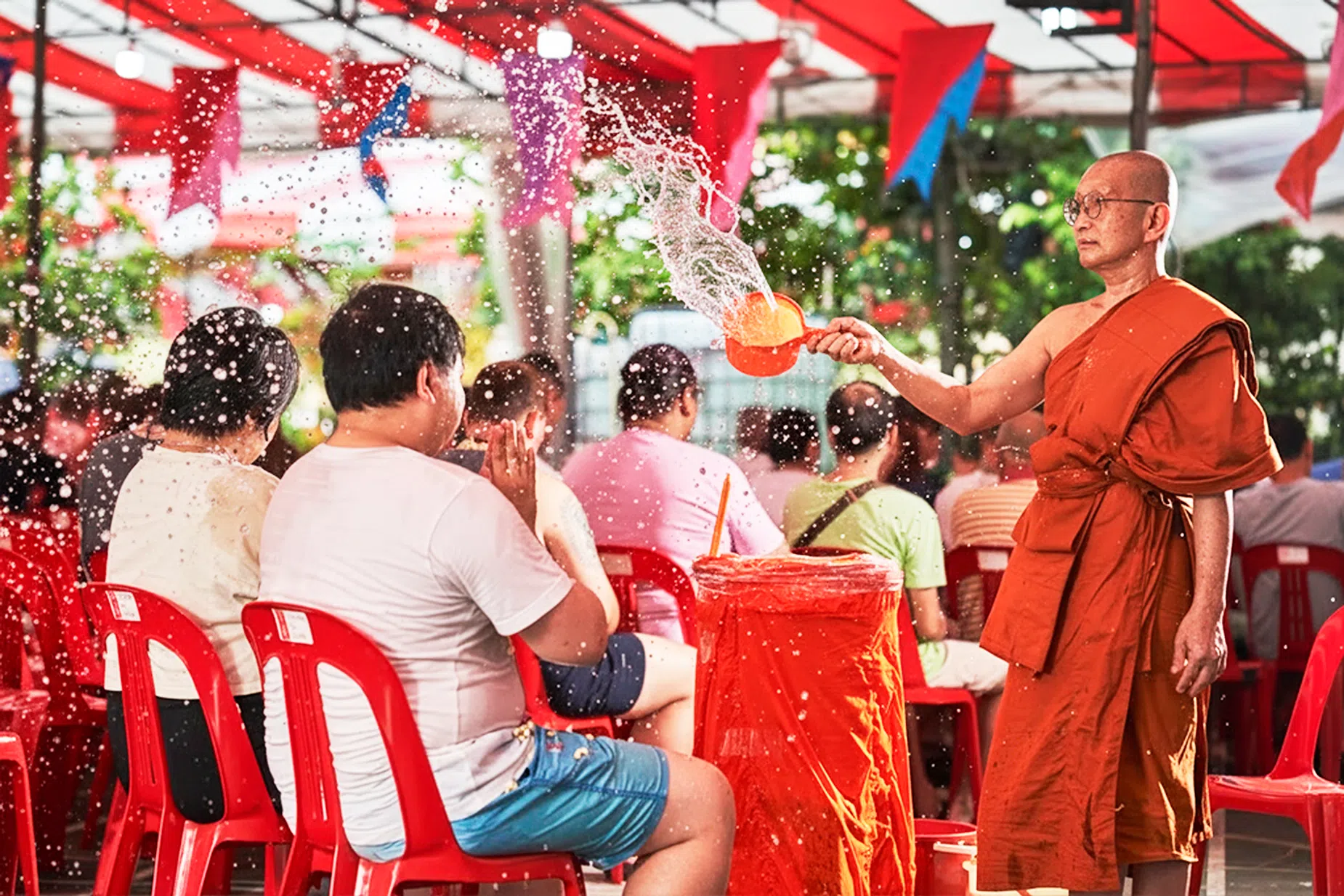 每逢卫塞节，乌敏泰佛寺都会邀请泰国僧侣主持“沐花水浴福”仪式，吸引大批善信前来祈福。（新报业媒体）