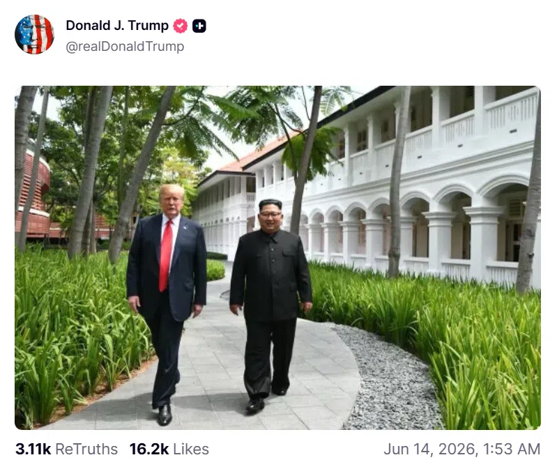 特朗普在社媒发布一张2018年新加坡朝美首脑会谈期间与金正恩并肩散步的照片，未附任何说明。（特朗普TruthSocial贴文截图）