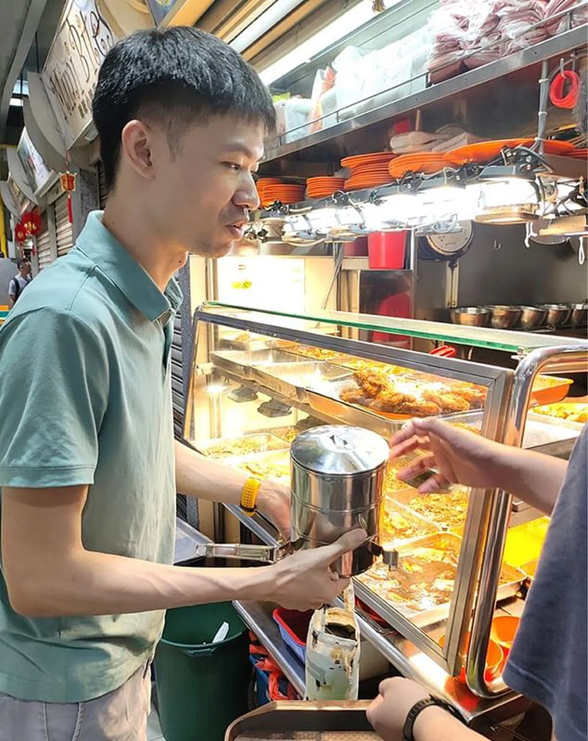 使用多层手提餐盒（tingkat）盛放什菜饭尤其方便。（图/作者提供）